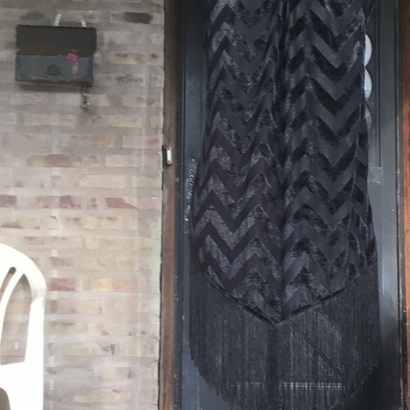 Black shawl wrap with high low fringe. M to L - Picture 4 of 5